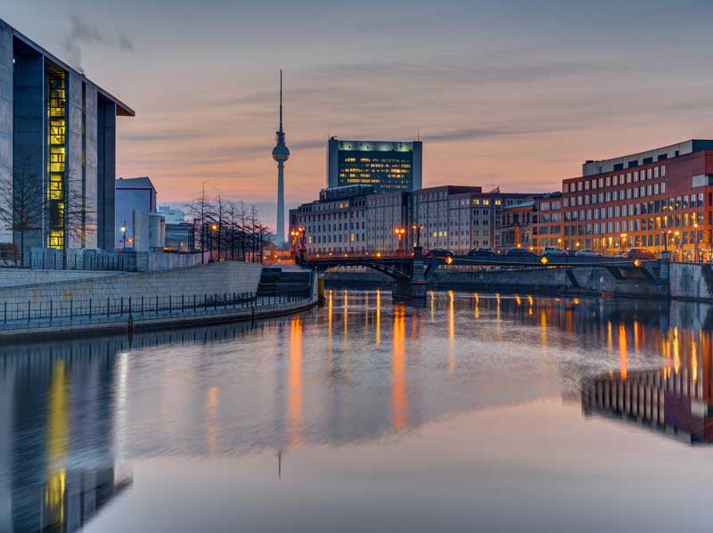 Edifici di Berlino al tramonto sul fiume Spree
